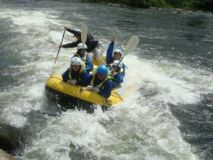 ラフティングへ、ゲスト様と初挑戦(^^♪最上川最高?（ゲストハウス前のカヌーランドにて）